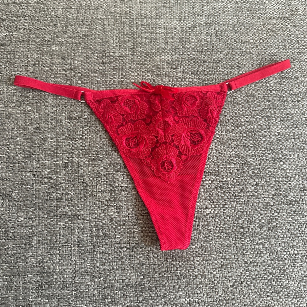 2009 Vintage Victoria’s Secret Red Lace Floral V-string  Panty